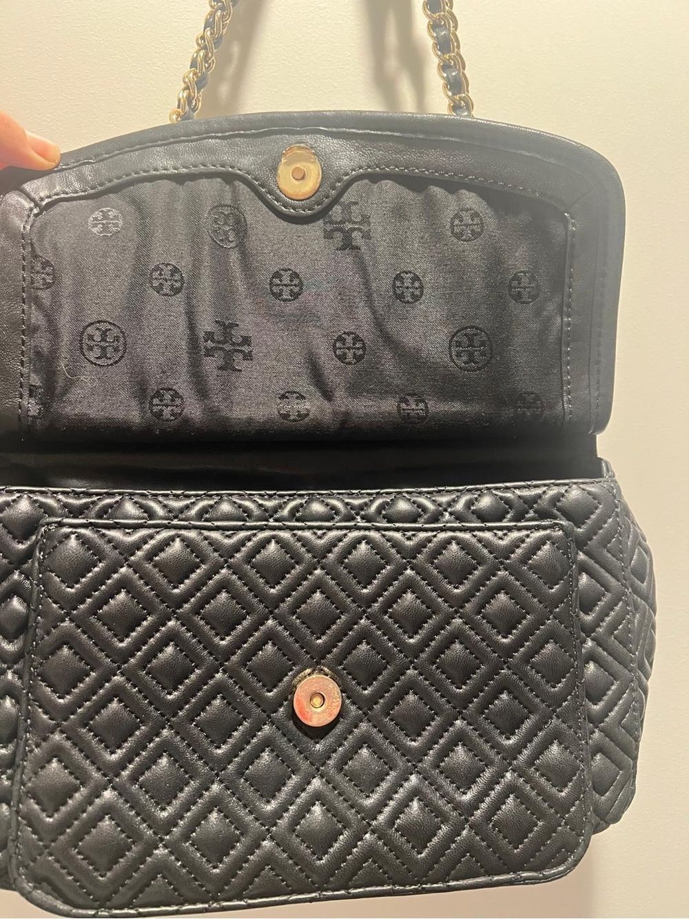 Tory Burch Black Quilted Shoulder Bag with Gold Chain Strap - Picture 4 of 5